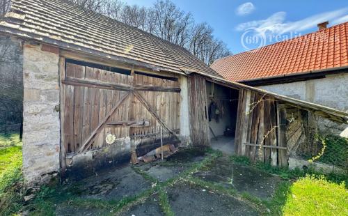 MAĎARSKO - TELKIBÁNYA PEKNÝ DOM  S LETNOU KUCHYŇOU S PEKNÝM POZEMKOM 500 m2.