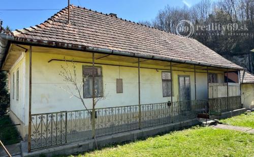 MAĎARSKO - TELKIBÁNYA PEKNÝ DOM  S LETNOU KUCHYŇOU S PEKNÝM POZEMKOM 500 m2.