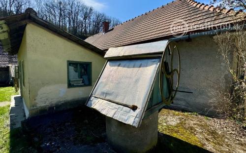 MAĎARSKO - TELKIBÁNYA PEKNÝ DOM  S LETNOU KUCHYŇOU S PEKNÝM POZEMKOM 500 m2.