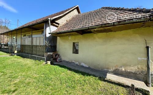 MAĎARSKO - TELKIBÁNYA PEKNÝ DOM  S LETNOU KUCHYŇOU S PEKNÝM POZEMKOM 500 m2.
