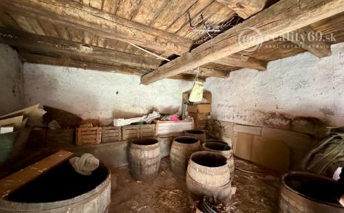 MAĎARSKO - TELKIBÁNYA PEKNÝ DOM  S LETNOU KUCHYŇOU S PEKNÝM POZEMKOM 500 m2.