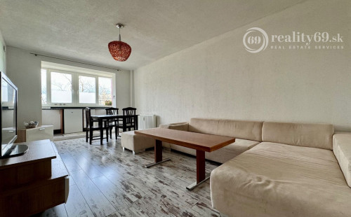 ROSNÁ - PEKNÝ 1,5  IZBOVÝ BYT PO REKONŠTRUKCII ČIASTOČNE ZARIADENÝ.