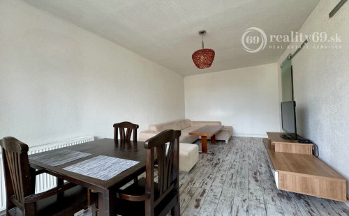 ROSNÁ - PEKNÝ 1,5  IZBOVÝ BYT PO REKONŠTRUKCII ČIASTOČNE ZARIADENÝ.