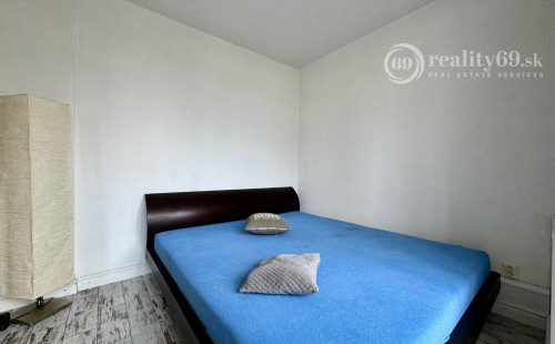 ROSNÁ - PEKNÝ 1,5  IZBOVÝ BYT PO REKONŠTRUKCII ČIASTOČNE ZARIADENÝ.