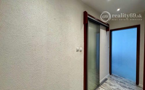 ROSNÁ - PEKNÝ 1,5  IZBOVÝ BYT PO REKONŠTRUKCII ČIASTOČNE ZARIADENÝ.