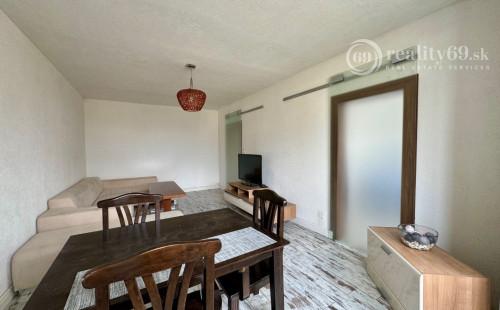 ROSNÁ - PEKNÝ 1,5  IZBOVÝ BYT PO REKONŠTRUKCII ČIASTOČNE ZARIADENÝ.