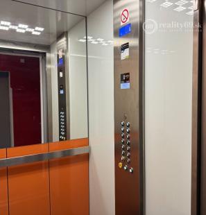 ROSNÁ - PEKNÝ 1,5  IZBOVÝ BYT PO REKONŠTRUKCII ČIASTOČNE ZARIADENÝ.