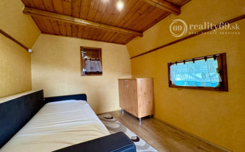 MAĎARSKO - JAZERO RAKACA - 2 IZBOVÁ POSCHODOVÁ CHATA  - PRI JAZERE S TERASOU.