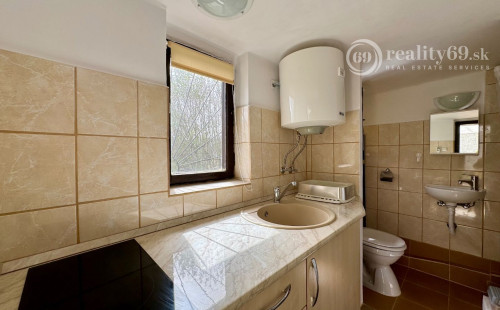 MAĎARSKO - JAZERO RAKACA - 2 IZBOVÁ POSCHODOVÁ CHATA  - PRI JAZERE S TERASOU.