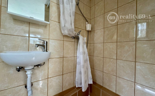 MAĎARSKO - JAZERO RAKACA - 2 IZBOVÁ POSCHODOVÁ CHATA  - PRI JAZERE S TERASOU.