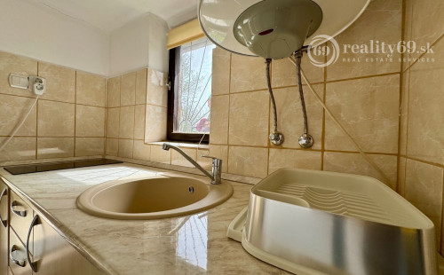 MAĎARSKO - JAZERO RAKACA - 2 IZBOVÁ POSCHODOVÁ CHATA  - PRI JAZERE S TERASOU.