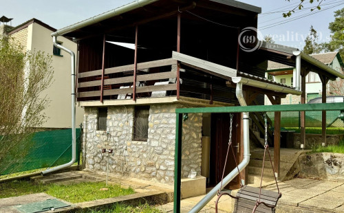 MAĎARSKO - JAZERO RAKACA - 2 IZBOVÁ POSCHODOVÁ CHATA  - PRI JAZERE S TERASOU.