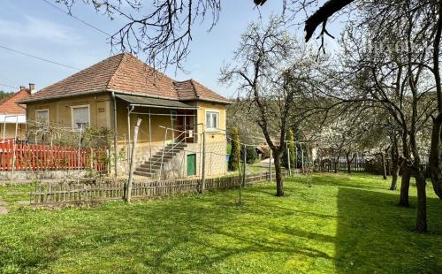 MAĎARSKO - RUDABÁNYA PEKNÝ 4 IZBOVÝ RODINNÝ DOM S POZEMKOM 1800 M2