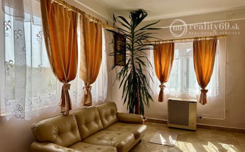 MAĎARSKO - RUDABÁNYA PEKNÝ 4 IZBOVÝ RODINNÝ DOM S POZEMKOM 1800 M2