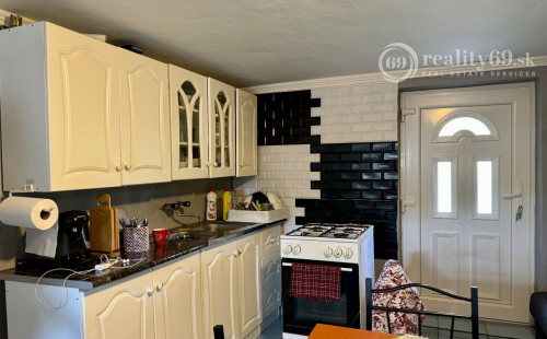 MAĎARSKO - RUDABÁNYA  3 IZBOVÝ RODINNÝ DOM S POZEMKOM 600 M2