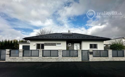 RUSKOV - MODERNÝ 4 IZBOVÝ BUNGALOV, TERASA, VÍRIVKA