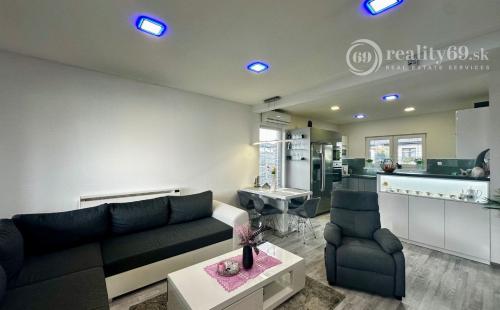 RUSKOV - MODERNÝ 4 IZBOVÝ BUNGALOV, TERASA, VÍRIVKA