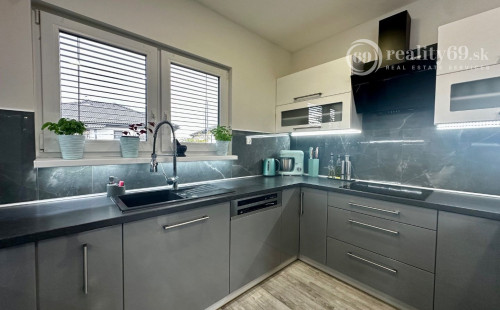 RUSKOV - MODERNÝ 4 IZBOVÝ BUNGALOV, TERASA, VÍRIVKA