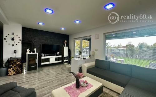 RUSKOV - MODERNÝ 4 IZBOVÝ BUNGALOV, TERASA, VÍRIVKA