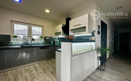 RUSKOV - MODERNÝ 4 IZBOVÝ BUNGALOV, TERASA, VÍRIVKA