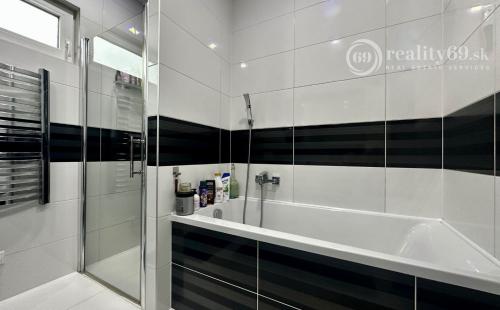 RUSKOV - MODERNÝ 4 IZBOVÝ BUNGALOV, TERASA, VÍRIVKA