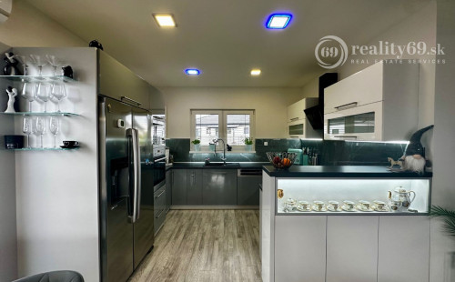 RUSKOV - MODERNÝ 4 IZBOVÝ BUNGALOV, TERASA, VÍRIVKA