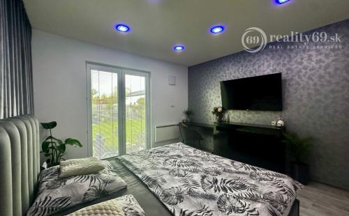 RUSKOV - MODERNÝ 4 IZBOVÝ BUNGALOV, TERASA, VÍRIVKA