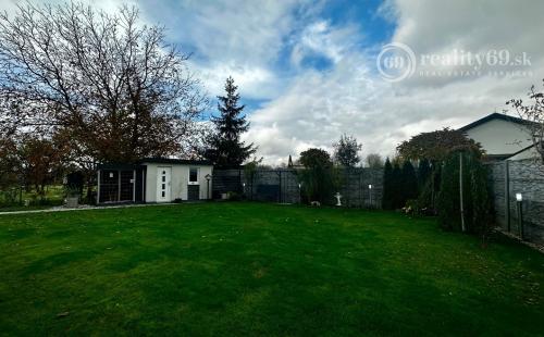 RUSKOV - MODERNÝ 4 IZBOVÝ BUNGALOV, TERASA, VÍRIVKA