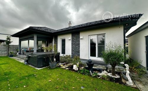 RUSKOV - MODERNÝ 4 IZBOVÝ BUNGALOV, TERASA, VÍRIVKA