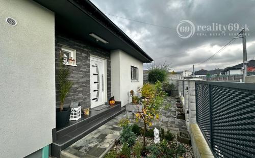 RUSKOV - MODERNÝ 4 IZBOVÝ BUNGALOV, TERASA, VÍRIVKA