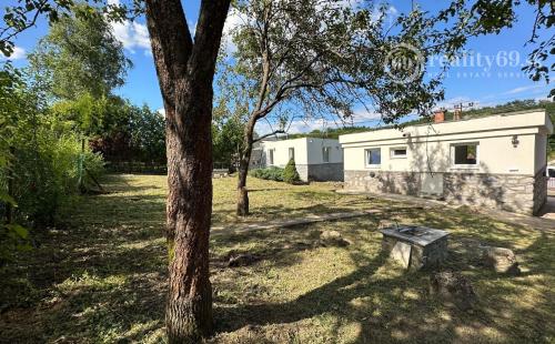 MAĎARSKO - JAZERO RAKACA - DVE MUROVANÉ CHATY ZA CENU JEDNEJ - PRI JAZERE S TERASOU.