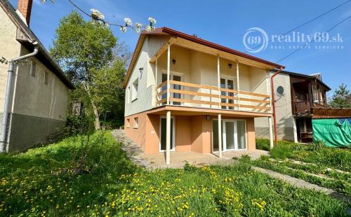 MAĎARSKO - JAZERO RAKACA - POSCHODOVÁ 3 IZBOVÁ CHATA, KUCHYŇA, PRI JAZERE S TERASOU.