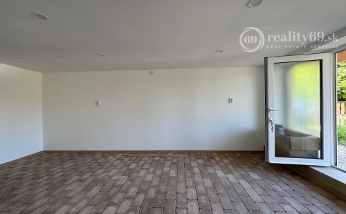 MAĎARSKO - JAZERO RAKACA - POSCHODOVÁ 3 IZBOVÁ CHATA, KUCHYŇA, PRI JAZERE S TERASOU.