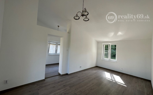 MAĎARSKO - JAZERO RAKACA - POSCHODOVÁ 3 IZBOVÁ CHATA, KUCHYŇA, PRI JAZERE S TERASOU.