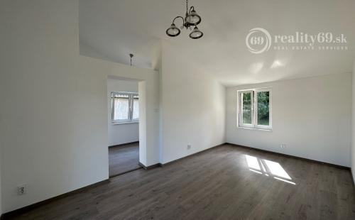 MAĎARSKO - JAZERO RAKACA - POSCHODOVÁ 3 IZBOVÁ CHATA, KUCHYŇA, PRI JAZERE S TERASOU.