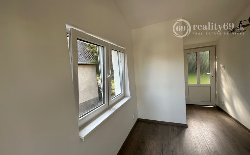 MAĎARSKO - JAZERO RAKACA - POSCHODOVÁ 3 IZBOVÁ CHATA, KUCHYŇA, PRI JAZERE S TERASOU.