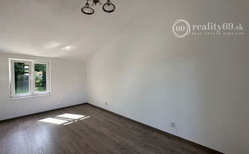 MAĎARSKO - JAZERO RAKACA - POSCHODOVÁ 3 IZBOVÁ CHATA, KUCHYŇA, PRI JAZERE S TERASOU.