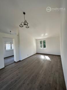 MAĎARSKO - JAZERO RAKACA - POSCHODOVÁ 3 IZBOVÁ CHATA, KUCHYŇA, PRI JAZERE S TERASOU.