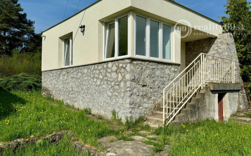 MAĎARSKO - JAZERO RAKACA - MUROVANÁ CHATA - PRI JAZERE S TERASOU.