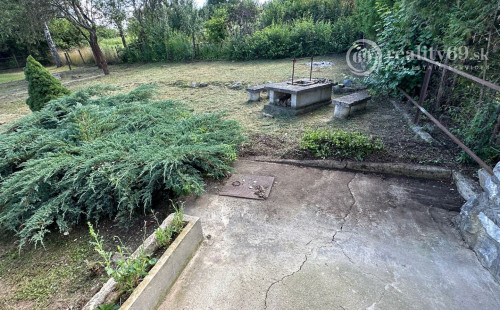 MAĎARSKO - JAZERO RAKACA - MUROVANÁ CHATA - PRI JAZERE S TERASOU.