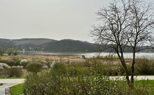 MAĎARSKO - JAZERO RAKACA - 2 IZBOVÁ POSCHODOVÁ CHATA  - PRI JAZERE S TERASOU.