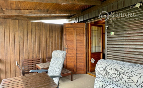 MAĎARSKO - JAZERO RAKACA - 2 IZBOVÁ POSCHODOVÁ CHATA  - PRI JAZERE S TERASOU.