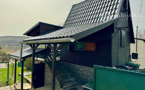 MAĎARSKO - JAZERO RAKACA - 2 IZBOVÁ POSCHODOVÁ CHATA  - PRI JAZERE S TERASOU.