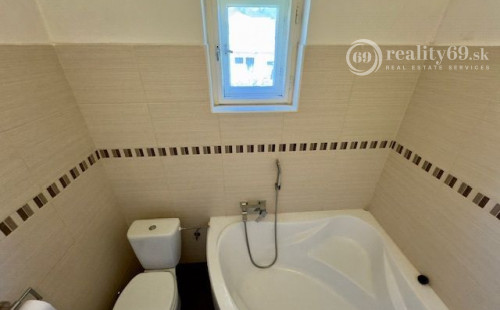 MAĎARSKO - PERKUPA 5 IZBOVÝ POSCHODOVÝ DOM PO REKONŠTRUKCII.