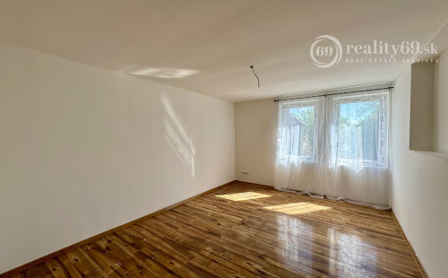 MAĎARSKO - SZENDRO PEKNÝ 3 IZBOVÝ POSCHODOVÝ RODINNÝ DOM.