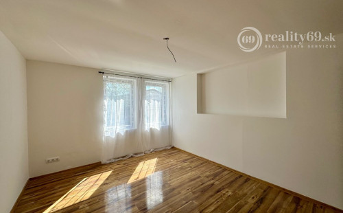 MAĎARSKO - SZENDRO PEKNÝ 3 IZBOVÝ POSCHODOVÝ RODINNÝ DOM.