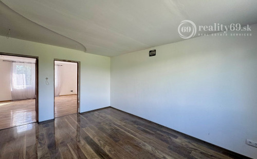 MAĎARSKO - SZENDRO PEKNÝ 3 IZBOVÝ POSCHODOVÝ RODINNÝ DOM.