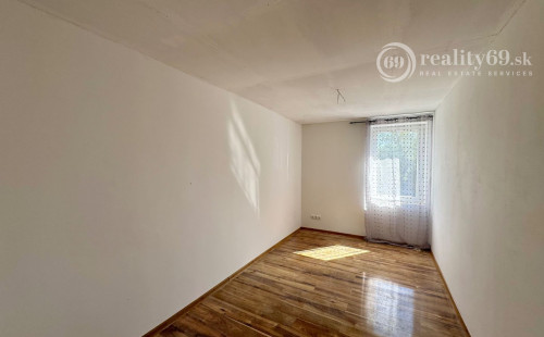 MAĎARSKO - SZENDRO PEKNÝ 3 IZBOVÝ POSCHODOVÝ RODINNÝ DOM.