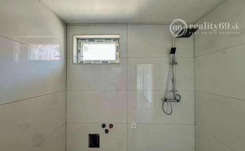 MAĎARSKO - SZENDRO PEKNÝ 3 IZBOVÝ POSCHODOVÝ RODINNÝ DOM.