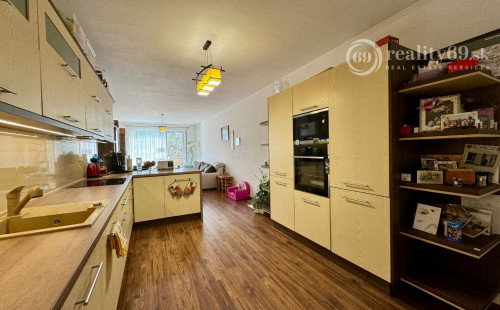 FURČA - KOMPLEX NA HORE - 3 IZBOVÝ KOMPLETNE ZARIADENÝ BYT 84 M2, 2 BALKÓNY.